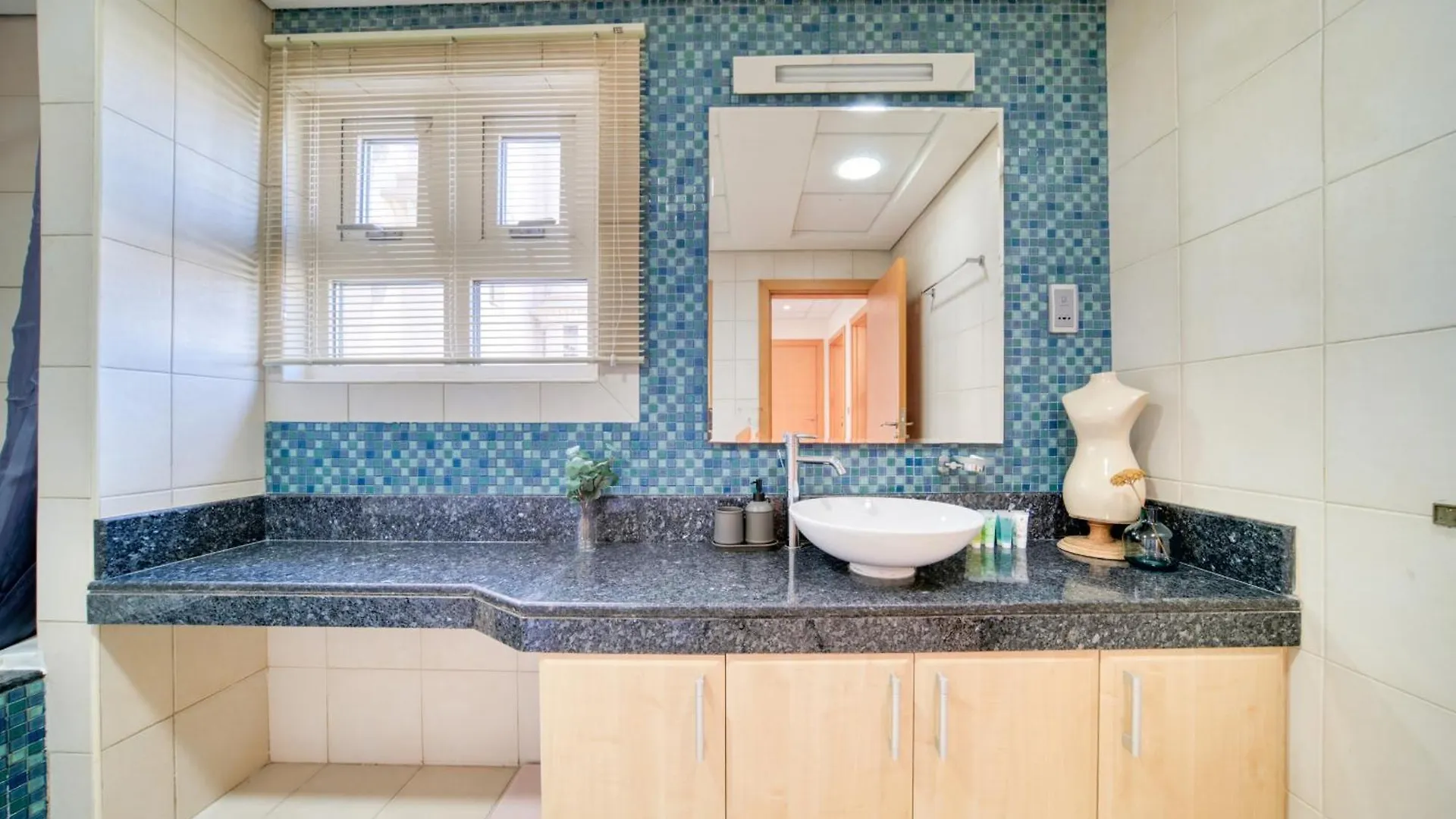 Shoreline 14, Al Hallawi Palm Jumeirah - Mint Stay Dubai