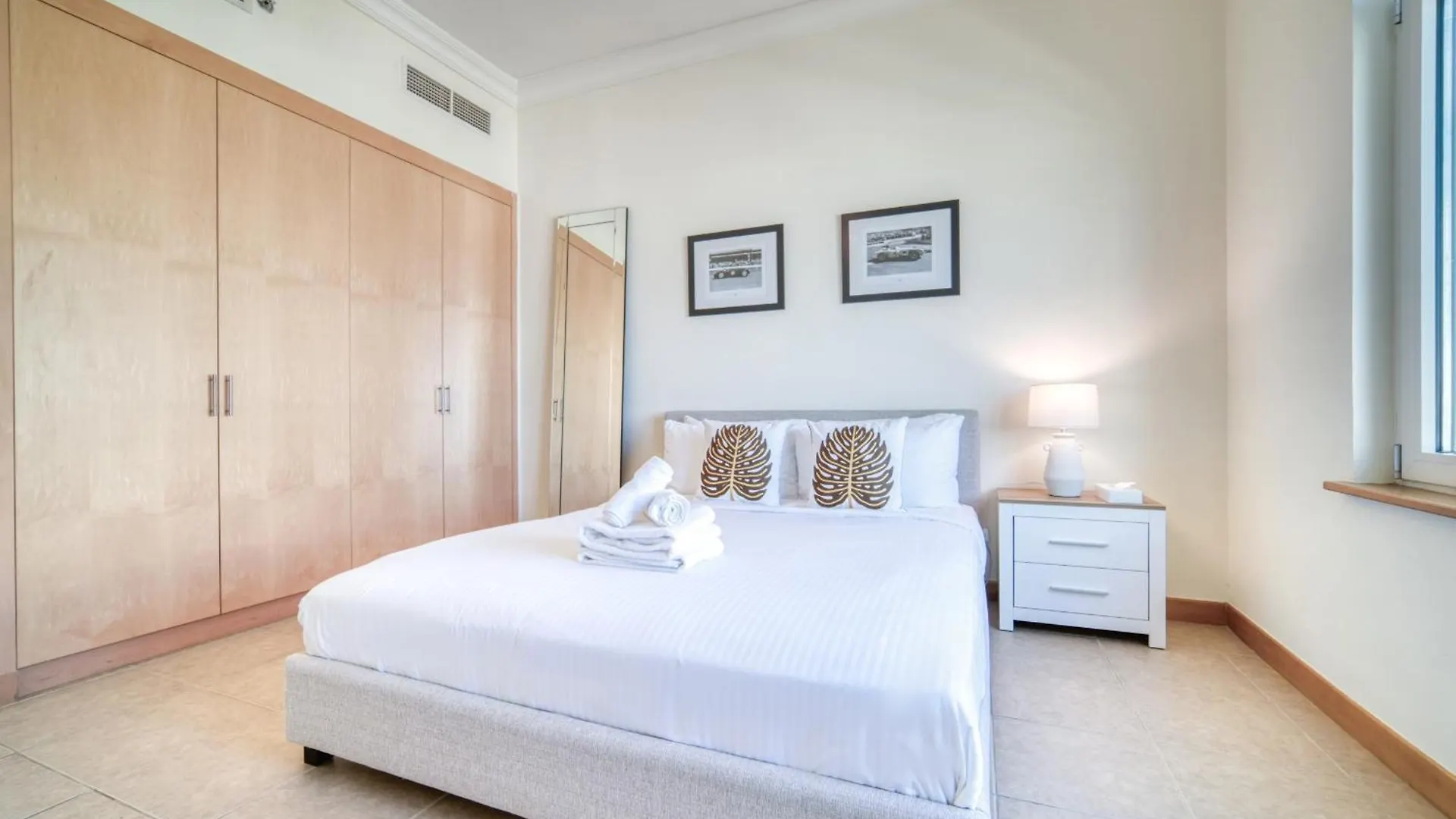 Shoreline 14, Al Hallawi Palm Jumeirah - Mint Stay Dubai Apartment