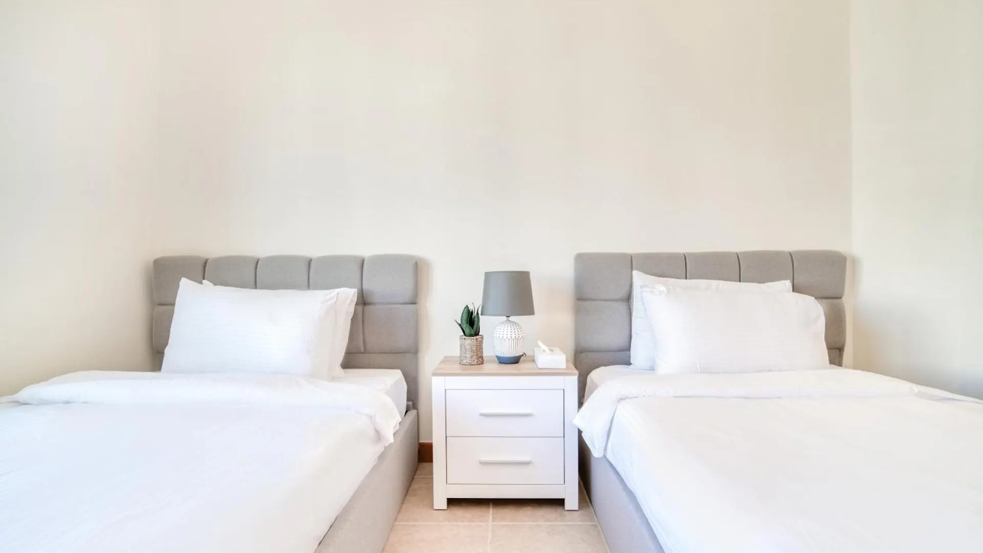 Shoreline 14, Al Hallawi Palm Jumeirah - Mint Stay Dubai Apartment