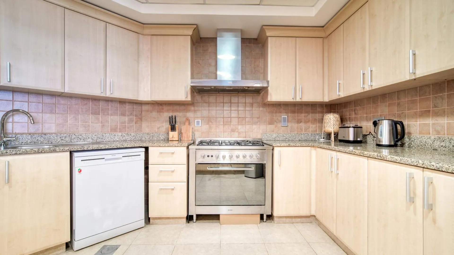 Shoreline 14, Al Hallawi Palm Jumeirah - Mint Stay Dubai Apartment